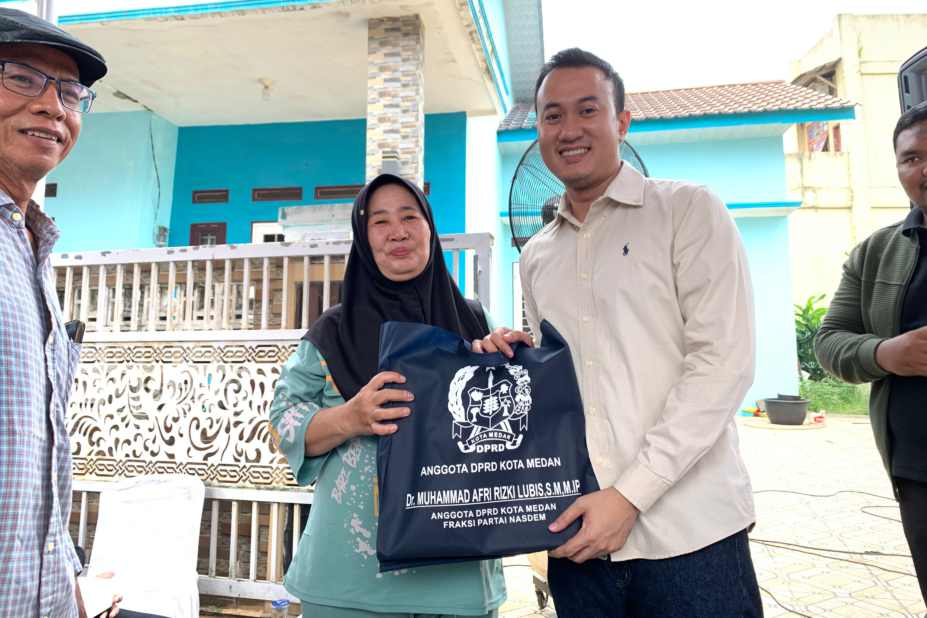Dirut Perumda Tirtanadi Ardian Surbakti memotong nasi tumpeng peringatan HUT ke -121 Perumda Tirtanadi.